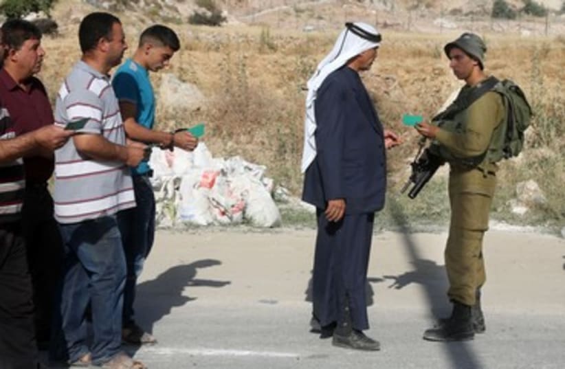 Checkpoint à Hébron (photo credit: MARC ISRAEL SELLEM/THE JERUSALEM POST)