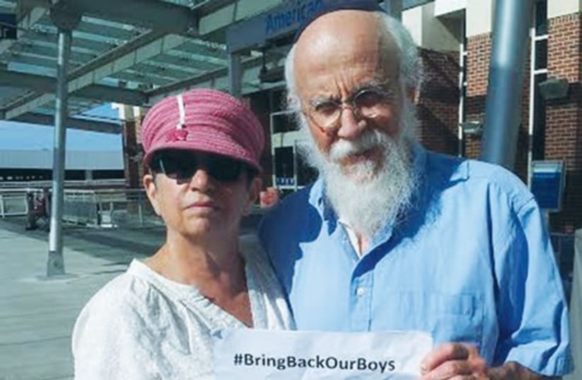 Daniel Mandel and his wife, Cheryl, show solidarity with the kidnapped boys. (photo credit: Courtesy)