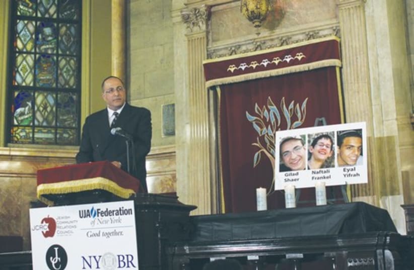 CONSUL-GENERAL Ido Aharoni speaks at the Jewish Center on Manhattan’s West Side. (photo credit: MAYA SHWAYDER)