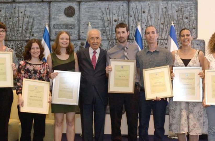 Peres with award recipients (photo credit: GPO)