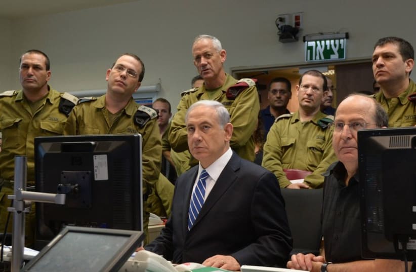 Defense Minister Moshe Ya'alon (bottom right), Prime Minister Binyamin Netanyahu (next to Ya'alon) and the IDF General Staff in the Kirya in Tel Aviv. (photo credit: HAIM ZACH/GPO)