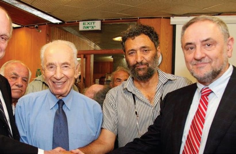 WORLD JEWISH CONGRESS President Ronald Lauder with President Shimon Peres, Yair Farjoun, head of the Hof Ashkelon council, and WJC CEO Robert Singer (right) at Kibbutz Zikim yesterday (photo credit: WJC)