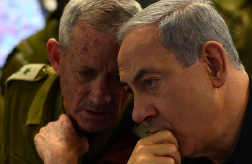 PM Netanyahu, Ya'alon and Gantz in the South (photo credit: KOBI GIDEON/GPO)