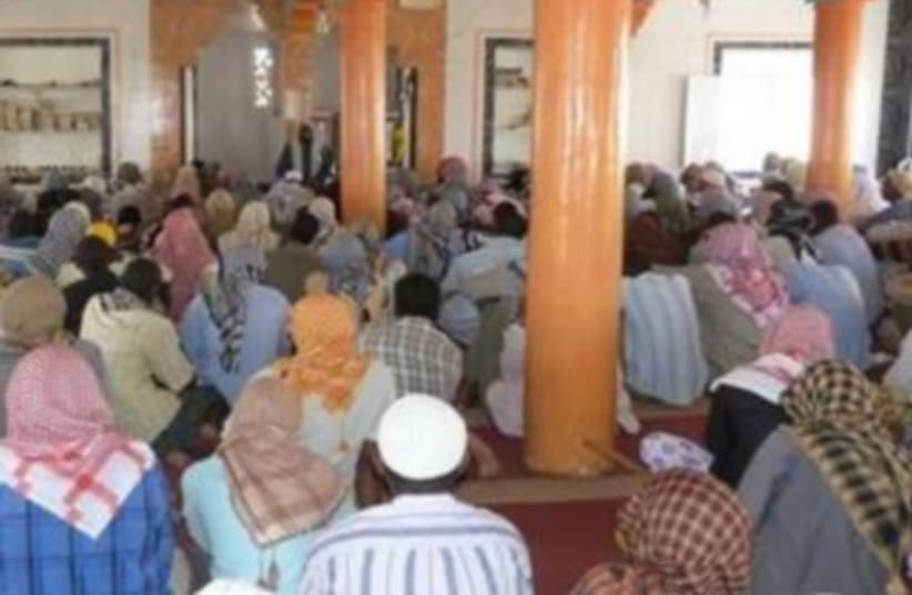 Crowd gathered in Barawa mosque listening to Ali Dhere's sermon (photo credit: MEMRI)