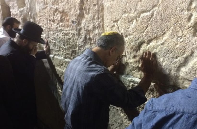 Stuart Steinberg, father of fallen Golani Brigade sharpshooter Max Steinberg, prays at the West. (photo credit: WESTERN WALL HERITAGE FOUNDATION)
