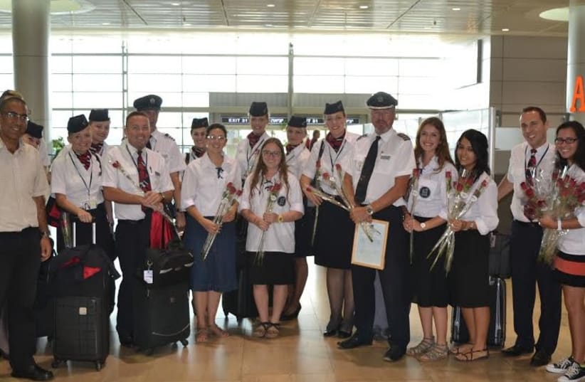 Members of Bnei Akiva youth movement, welcome, thank flight crews for coming to Israel (photo credit: DANIEL WINER)