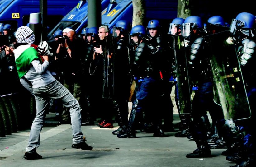 Manifestant à Paris (photo credit: REUTERS)