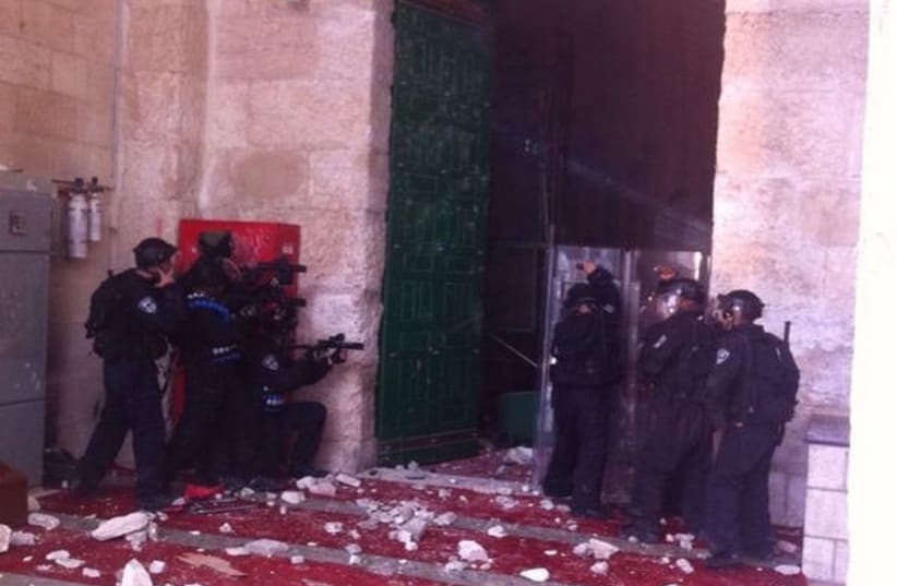 Clashes at Temple Mount (photo credit: JERUSALEM POLICE)