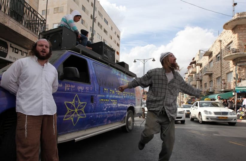 Breslev dancing on Agripas street in Jerusalem (photo credit: MARC ISRAEL SELLEM/THE JERUSALEM POST)