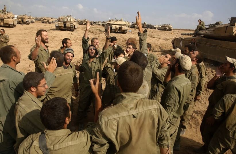 Israeli soldiers from the armoured corps celebrate their return to Israel after pulling out of Gaza (photo credit: REUTERS)