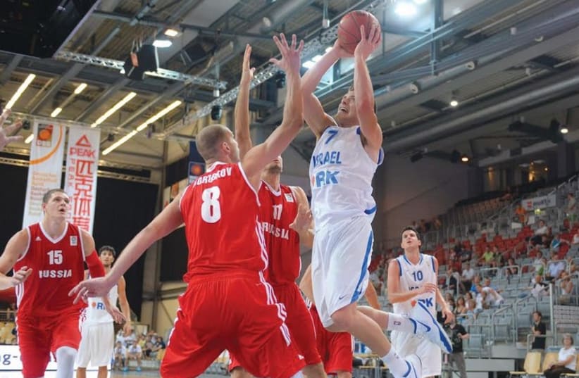 The Israel national team will be counting on guard Gal Mekel to step up when the blue-and-white faces Montenegro in its first EuroBasket 2015 qualifier in Nicosia, Cyprus. (photo credit: ISRAEL BASKETBALL ASSOCIATION)