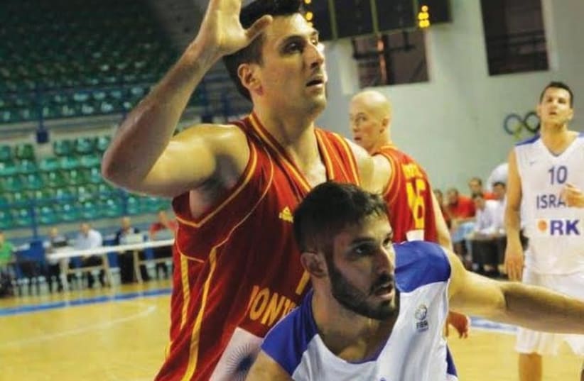 Israel's Omri Casspi and Vladimir Dragicevic of Montenegro (photo credit: ISRAEL BASKETBALL ASSOCIATION)