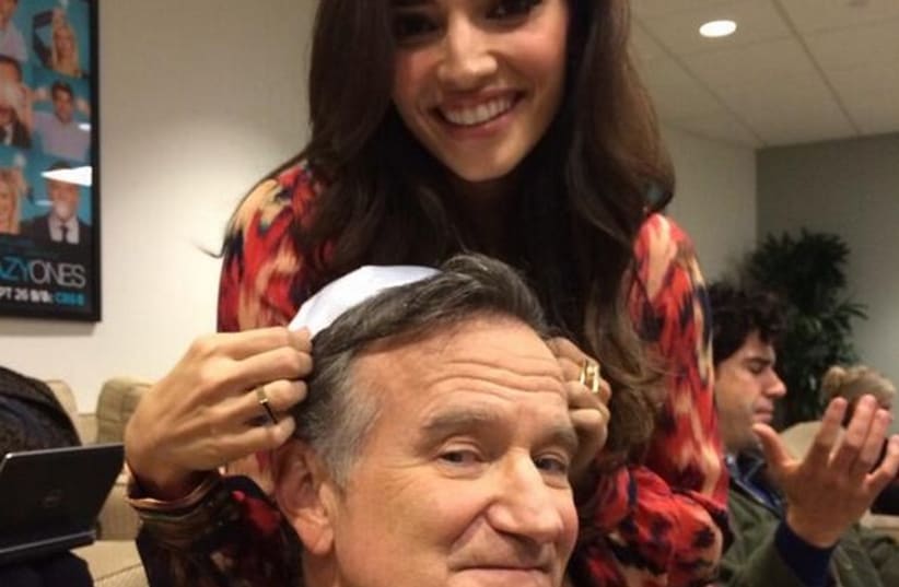 Robin Williams wearing a yarmulke, on the set of “The Crazy Ones. (photo credit: ROBIN WILLIAMS TWITTER ACCOUNT)