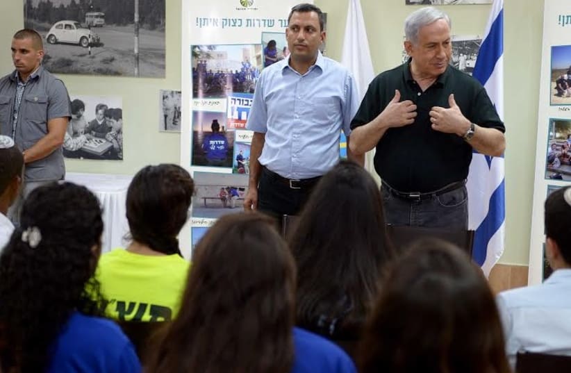 Netanyahu with youth in Sderot (photo credit: GPO)