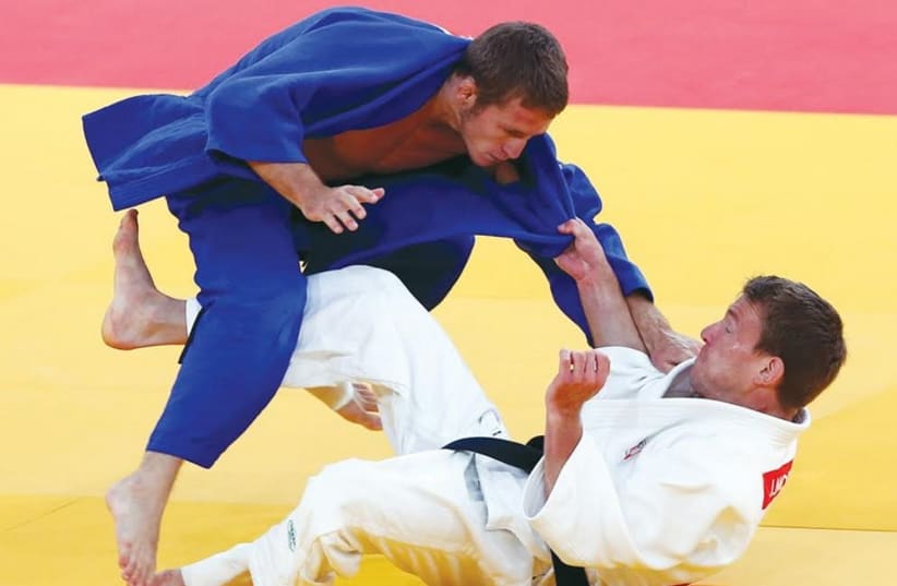 Israel’s Tomy Arshanski (in the blue) just missed out on claiming a bronze medal at the World Judo Championships in Chelyabinsk, Russia yesterday. (photo credit: REUTERS)