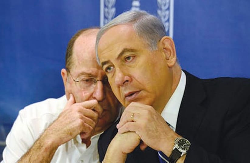 Prime Minister Binyamin Netanyahu, right, confers with Defense Minister Moshe Ya'alon. (photo credit: HAIM ZACH/GPO)