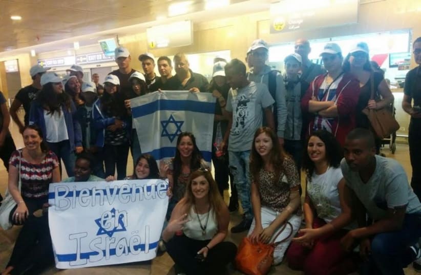 International high school students arrive at Ben Gurion Airport on Monday and are greeted by Dr. Benny Fisher, head of the Education Ministry’s Administration for Rural Education and Youth Immigration (photo credit: Courtesy)