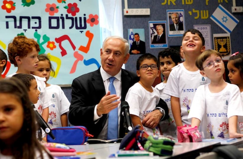 Prime Minister Binyamin Netanyahu visits schoolchildren. (photo credit: REUTERS)