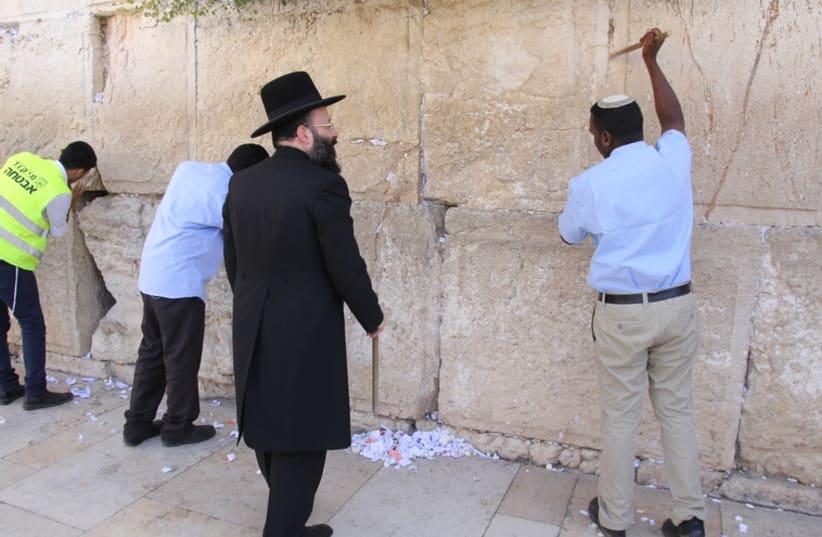 Notes cleared out of Western Wall ahead of Rosh Hashana‏ (photo credit: WESTERN WALL RABBI)