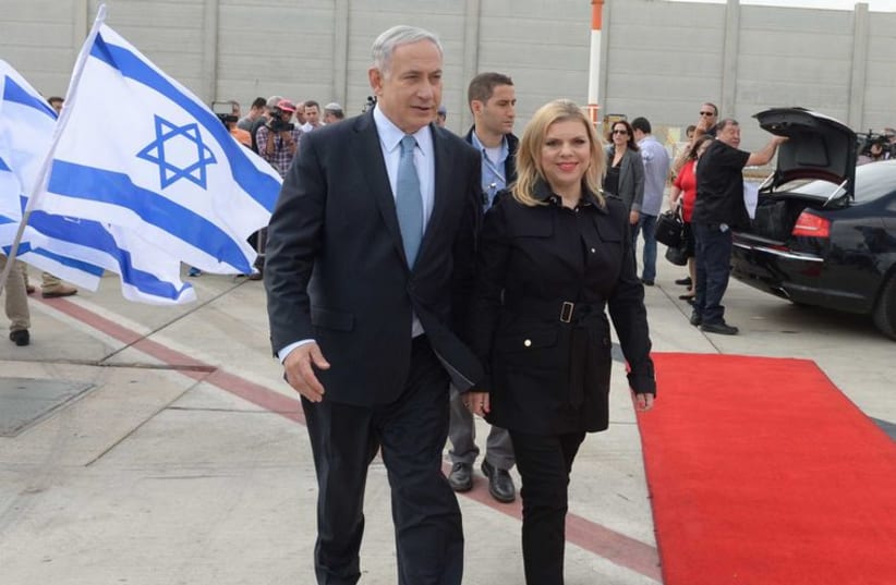 Binyamin and Sara Netanyahu leave for the US. (photo credit: AVI OHAYON - GPO)