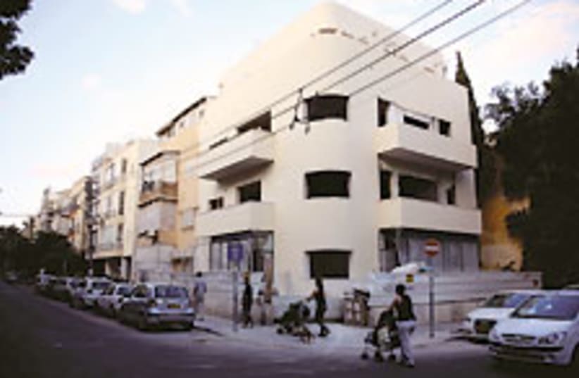 Tel Aviv apt bldg (photo credit: Daniel Cherrin)