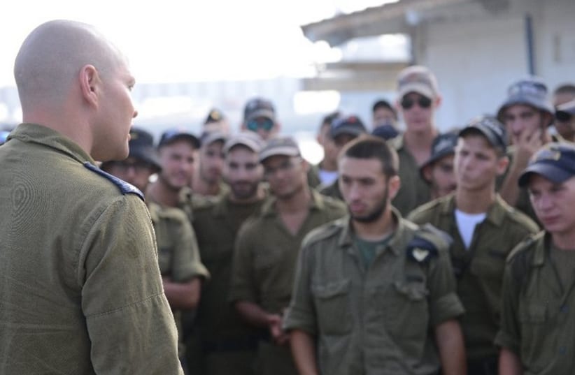 Cmdr. Eli Soholitski, outgoing head of Squadron 916, addresses sailors (photo credit: IDF SPOKESMAN'S OFFICE)