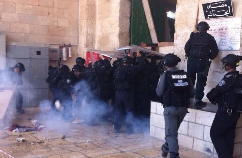 Rioting on Temple Mount, October 8, 2014. (photo credit: POLICE SPOKESPERSON'S UNIT)