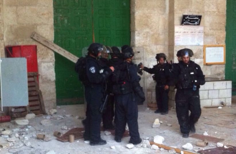 Police at al-Aksa Mosque, Temple Mount, Jerusalem, October 13, 2014 (photo credit: ISRAEL POLICE)