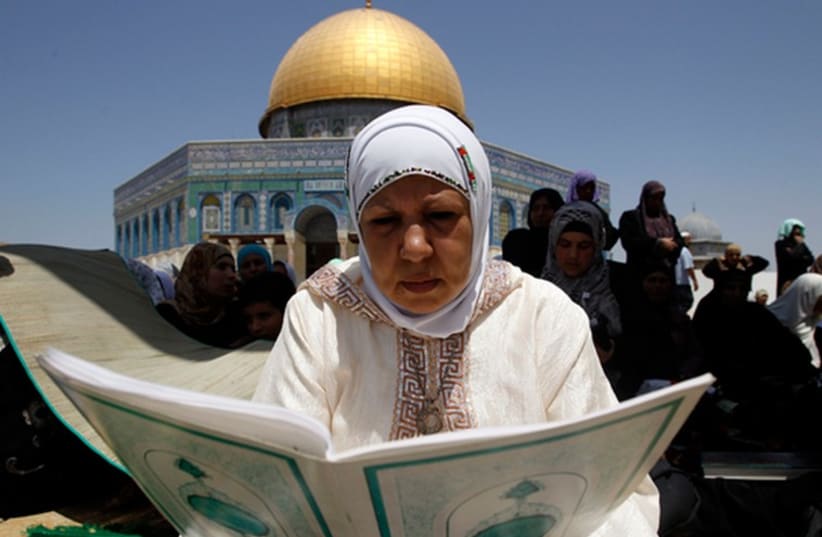 A Muslim woman prays on Temple Mount in the Old City of Jerusalem (photo credit: REUTERS)