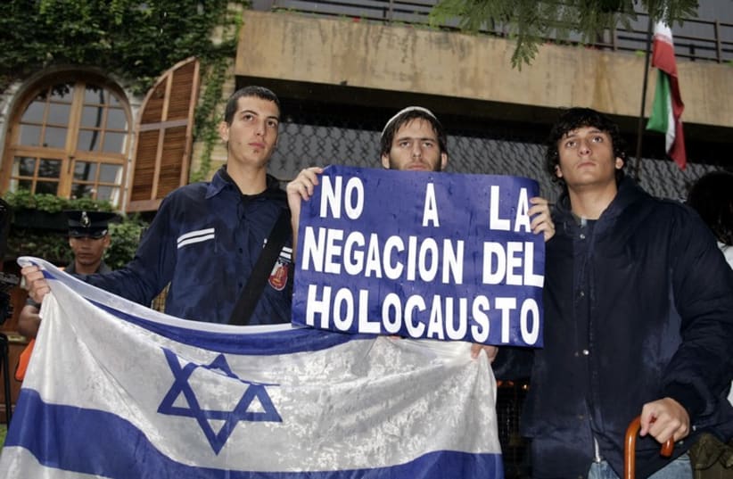 Argentinian Jews protest outside of Iranian Embassy in Buenos Aires in 2006 (photo credit: REUTERS)