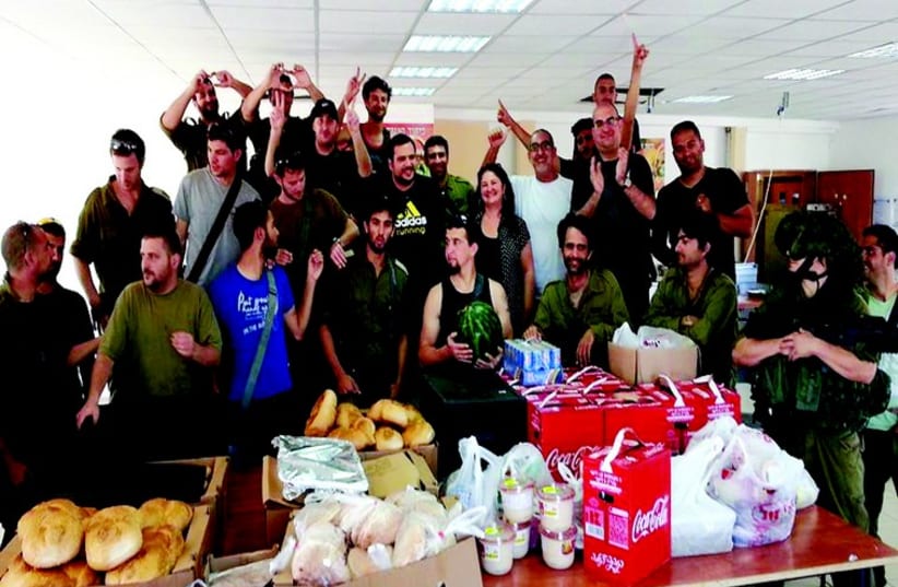 Distribution de nourriture en faveur des soldat (photo credit: DR)