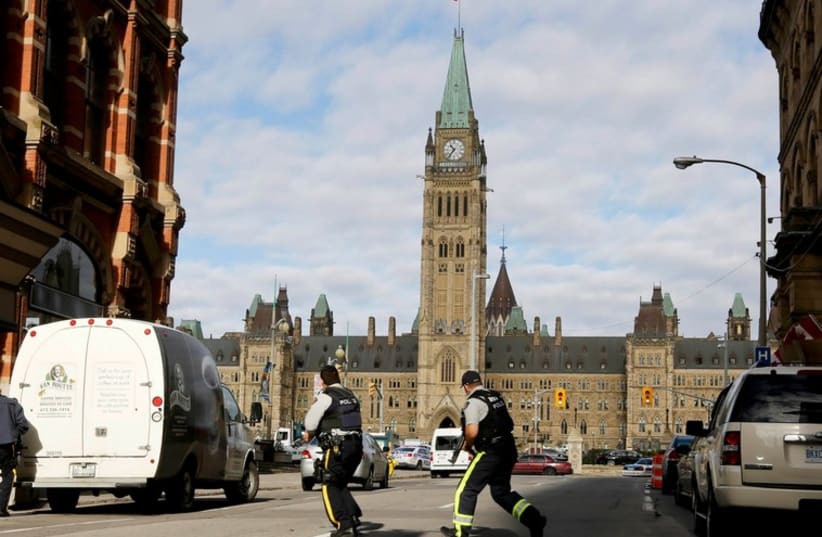 Police in Ottawa near Parliament  on day of shooting, October 22, 2014.  (photo credit: REUTERS)