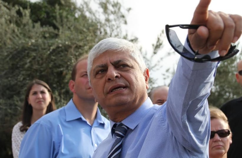 Ma'aleh Adumim Mayor Benny Kashriel pointing in the direction of E1 (photo credit: TOVAH LAZAROFF)