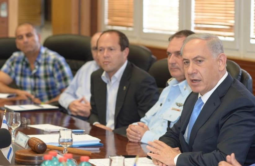 Prime Minister Benjamin Netanyahu at a consultation with police in Jerusalem, October 23, 2014. (photo credit: AMOS BEN-GERSHOM/GPO)