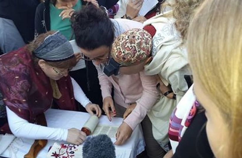 Women praying with Torah at Western Wall, October 24, 2014.  (photo credit: PR)