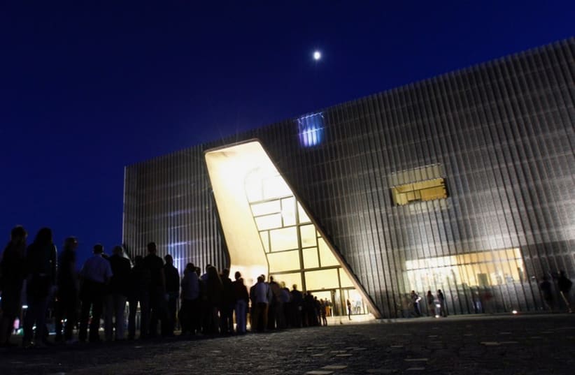 Visitors form a queue at the entrance to the Museum of the History of the Polish Jews. (photo credit: REUTERS)