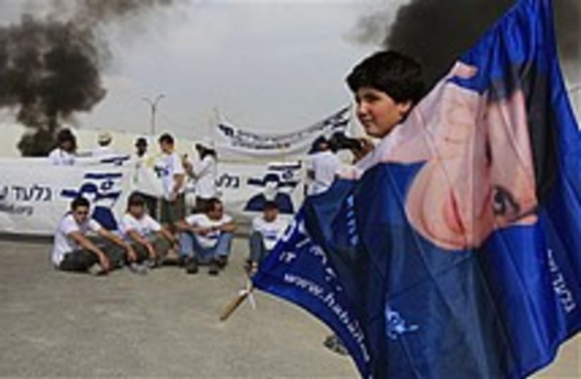 schalit protest kerem shalom 224 88 ap (photo credit: AP)