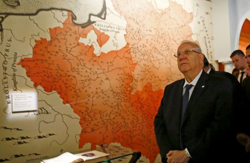 President Reuven Rivlin visits newly built Museum of the History of Polish Jews in Warsaw October 28, 2014. (photo credit: REUTERS)