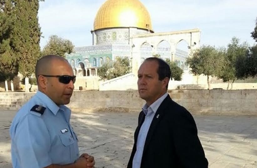 Mayor of Jerusalem Nir Barkat visiting the Temple Mount, October 28, 2014.  (photo credit: MAYOR'S OFFICE)