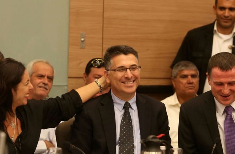 Gideon Sa'ar (Center) says goodbye to the Knesset, November 3, 2014.  (photo credit: MARC ISRAEL SELLEM)