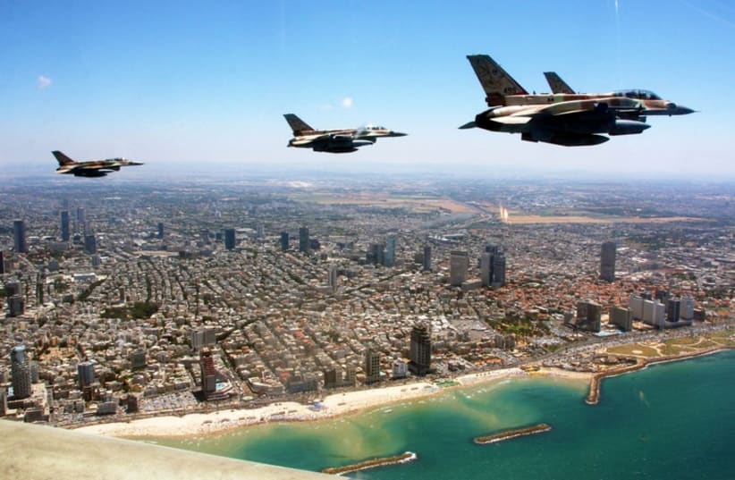 Israel Air Force planes fly over Tel Aviv.  (photo credit: IDF SPOKESPERSON'S UNIT)