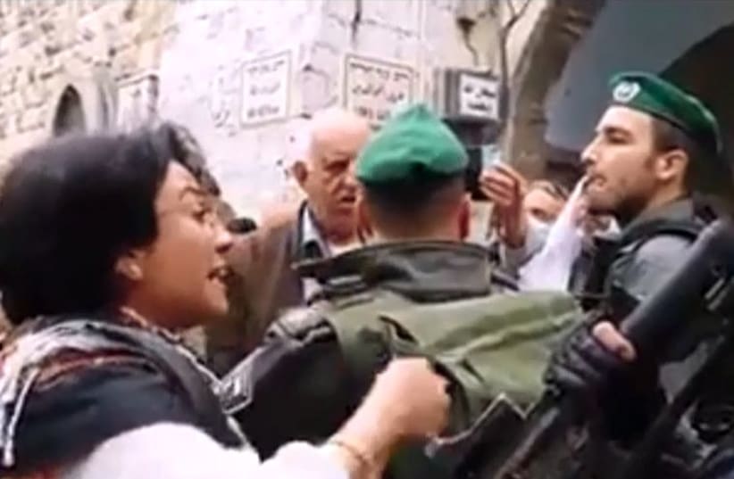 Zoabi confronts police at Temple Mount (photo credit: screenshot)