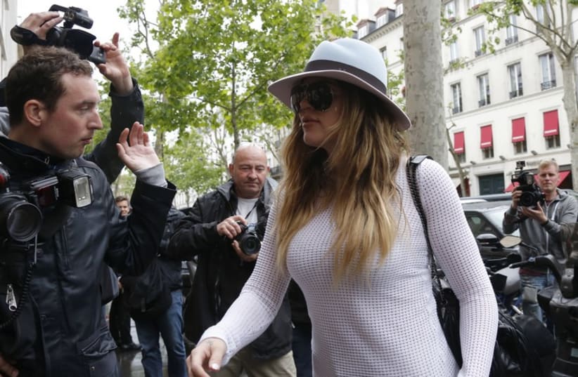 Television personality Khloe Kardashian walks past photographers in Paris (photo credit: (YORAM BARAK)