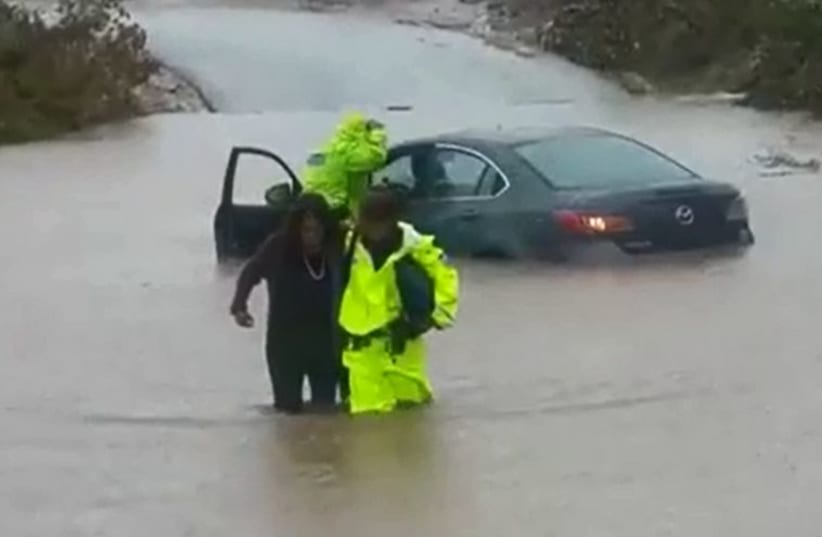 Police rescue driver in flood‏ (photo credit: ISRAEL POLICE)
