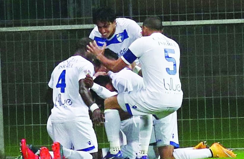 Ironi Kiryat Shmona players celebrate memorable 2-1 win over Maccabi Tel Aviv (photo credit: DANNY MARON)