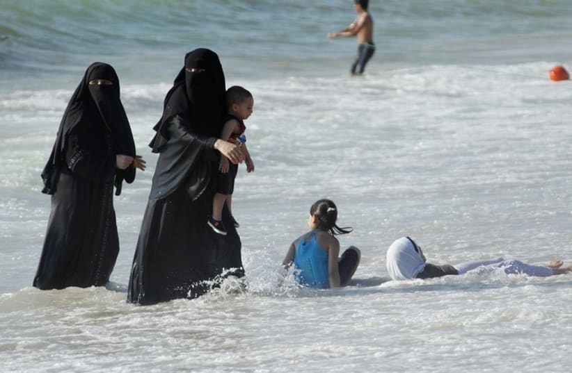 Women wearing full-face veils at a beach (illustrative) (photo credit: REUTERS)