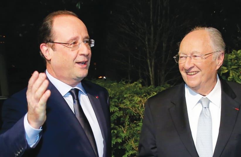 French President Francois Hollande chats with Roger Cukierman. (photo credit: MICHEL EULER / REUTERS)