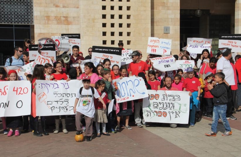 Parents and pupils protest the conditions at the Gonenim State- Religious School. (photo credit: Courtesy)
