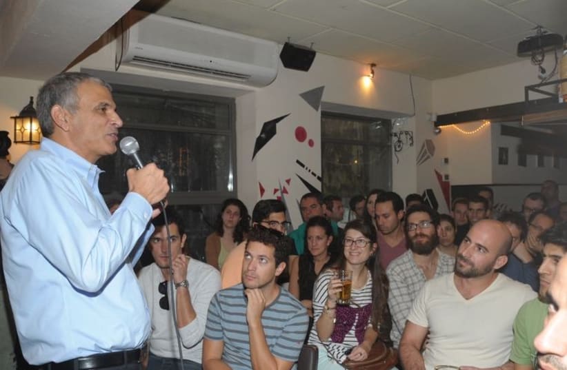 Moshe Kahlon speaking at a Tel Aviv pub, December 5, 2014. (photo credit: AVSHALOM SASSONI)