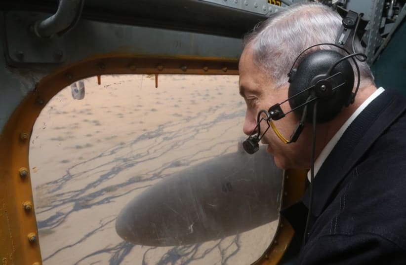 Prime Minister Benjamin Netanyahu surveys scene of Arava oil spill (photo credit: MARC ISRAEL SELLEM)